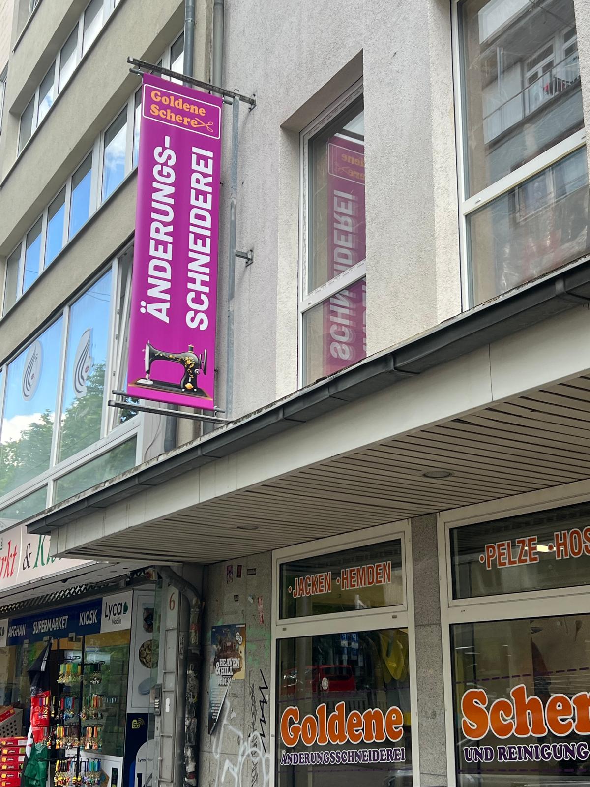 Goldene Schere Änderungsschneiderei – Ausleger-Fahnenwerbung in Pink mit Nähmaschinen-Motiv