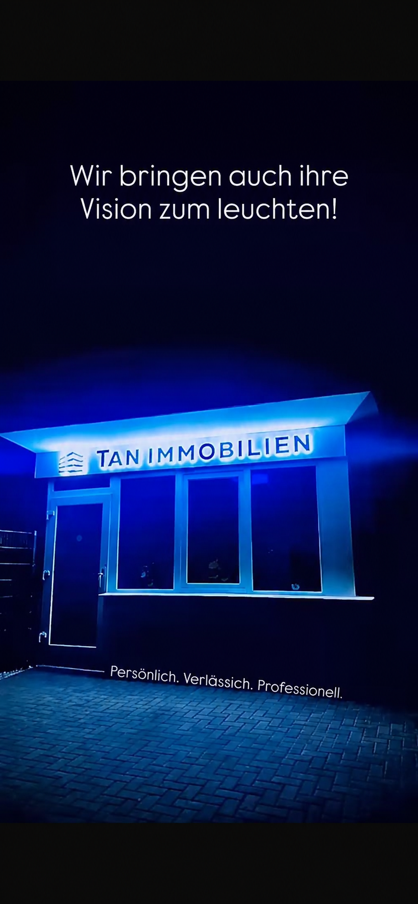 TAN Immobilien beleuchtete Fassadenwerbung bei Nacht