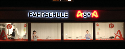 Fahrschule ASYA Leuchtwerbung bei Nacht