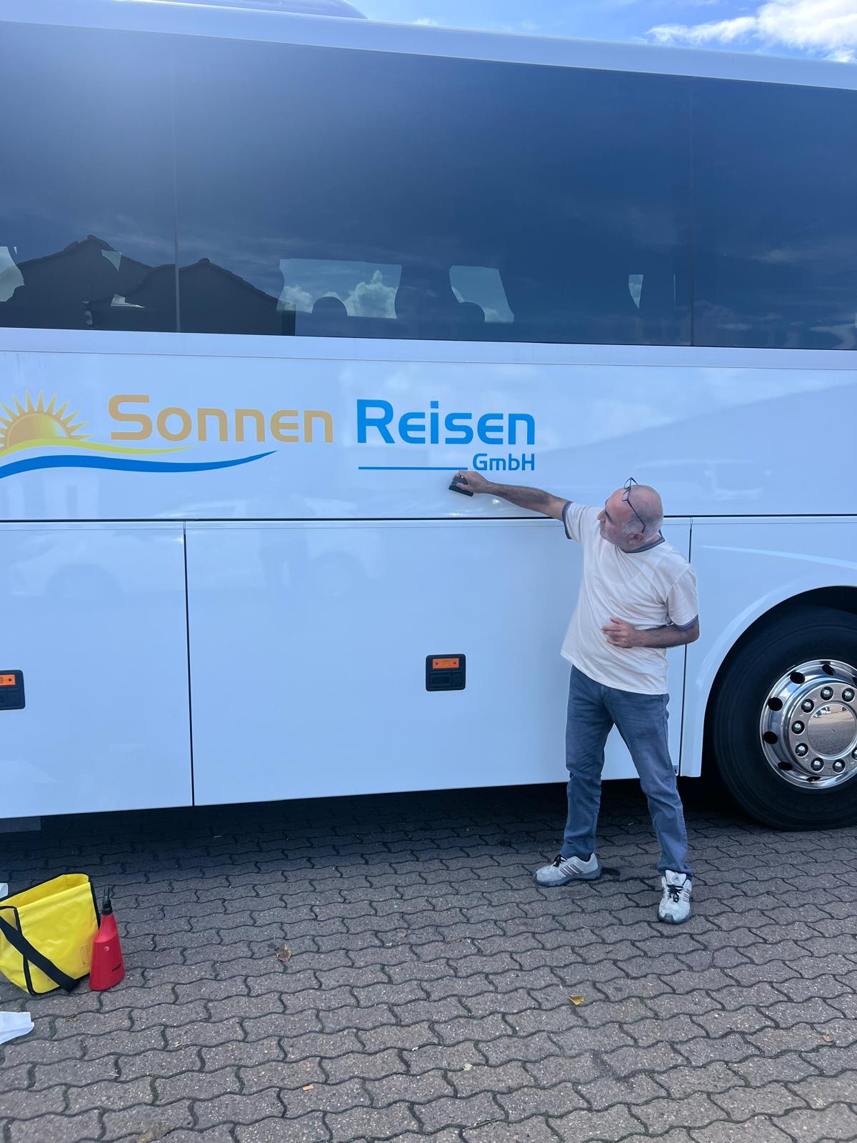 Sonnen Reisen GmbH – Bus Beschriftung Montage
