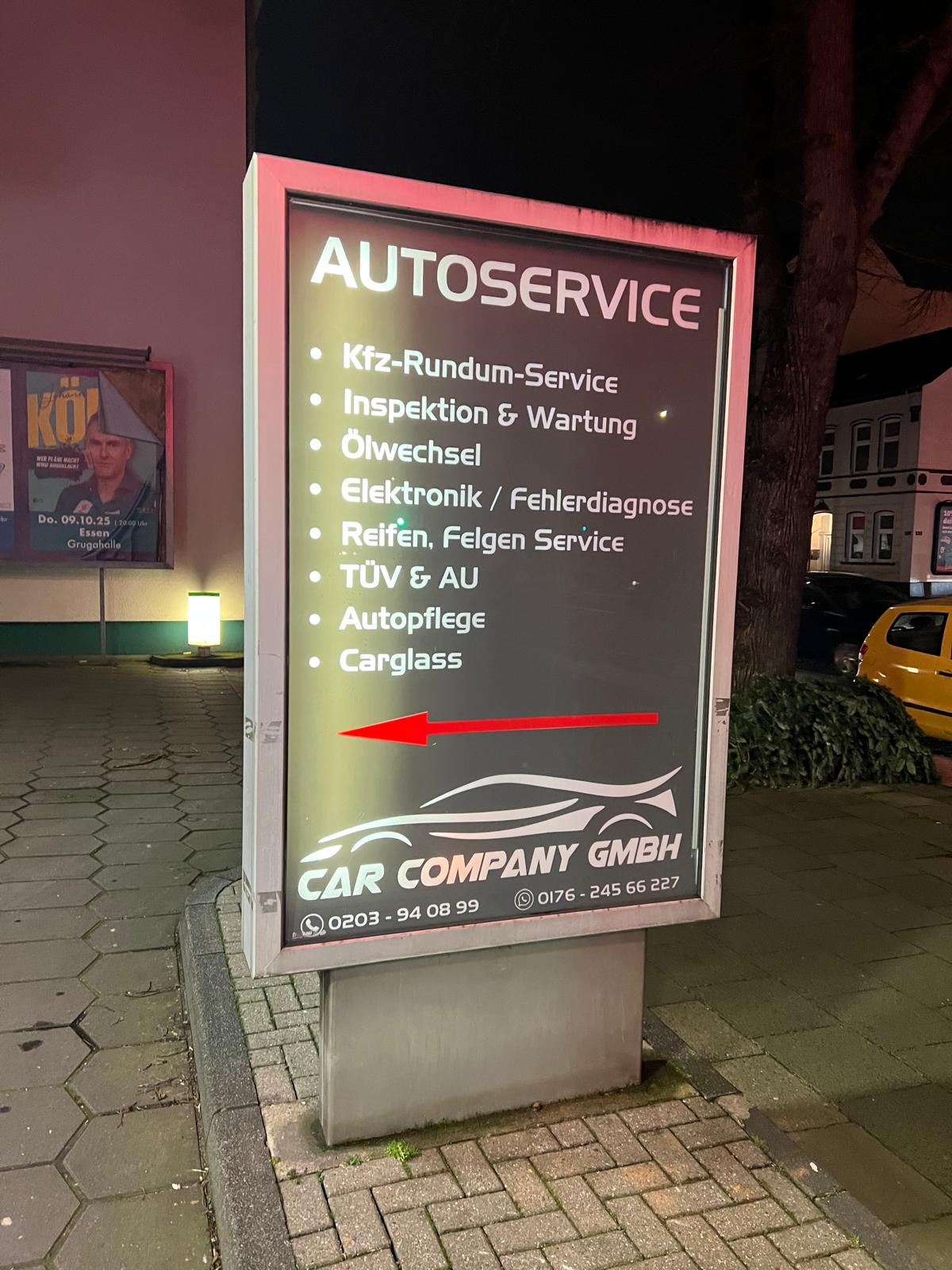 Car Company GmbH beleuchteter Pylon mit Autoservice-Übersicht