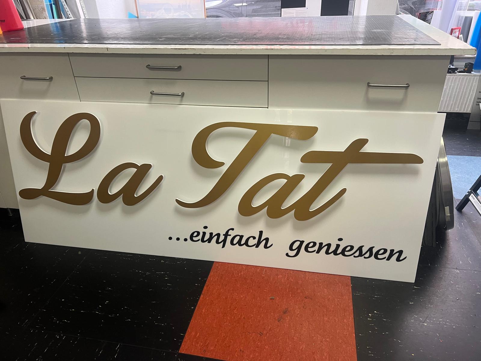 La Tat Profilbuchstaben Detailaufnahme